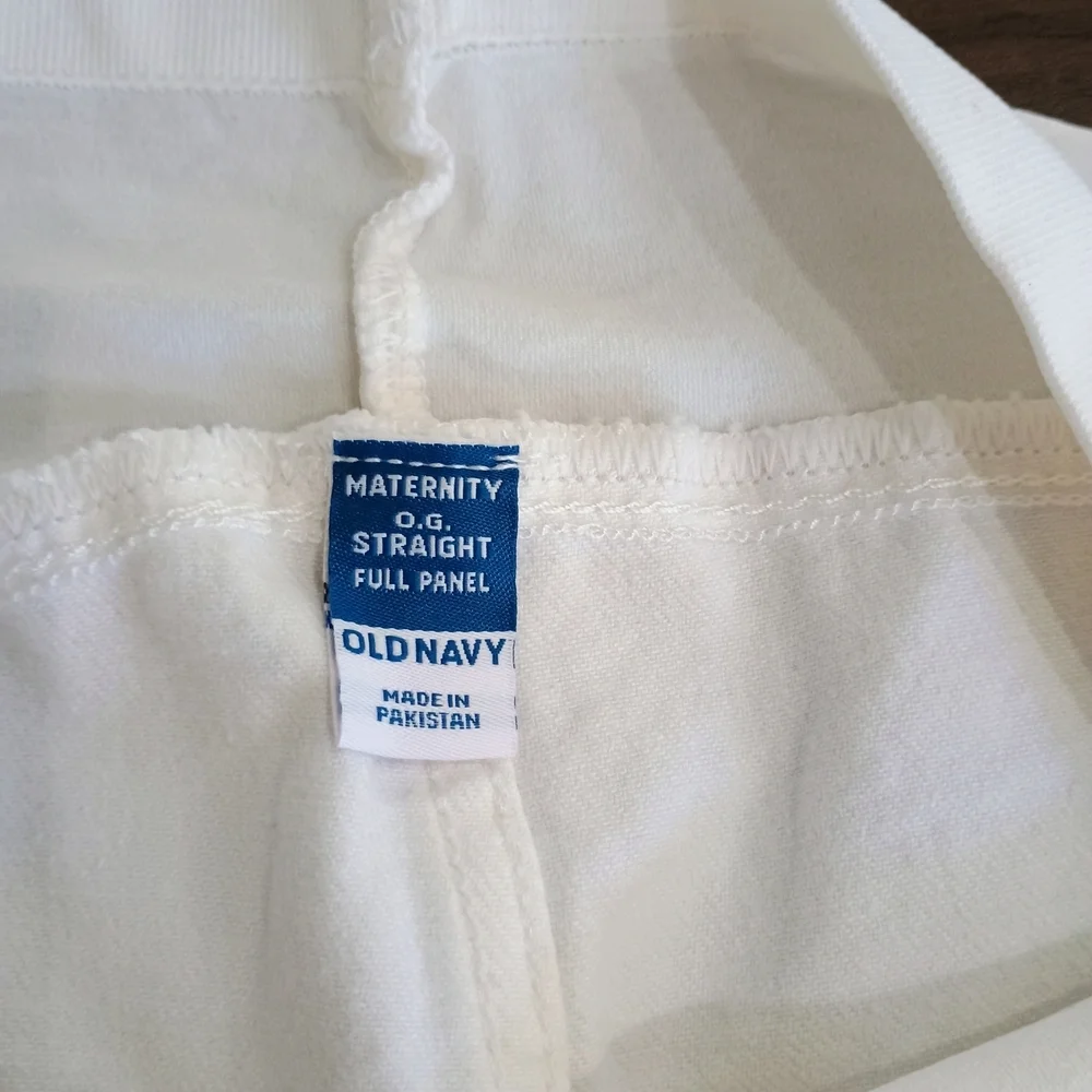 Old Navy Women's Cream Maturity Shorts - Picture 6 of 6